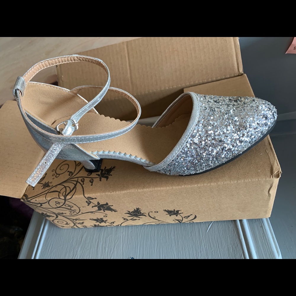 NWOT sparkly silver ballroom dance shoes